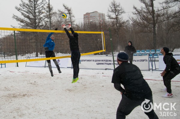 Омичи сыграли в волейбол "по-зимнему"