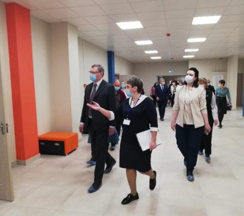 Бурков и Фадина рассматривали спортзалы, микроскопы, швейные машинки и токарные станки