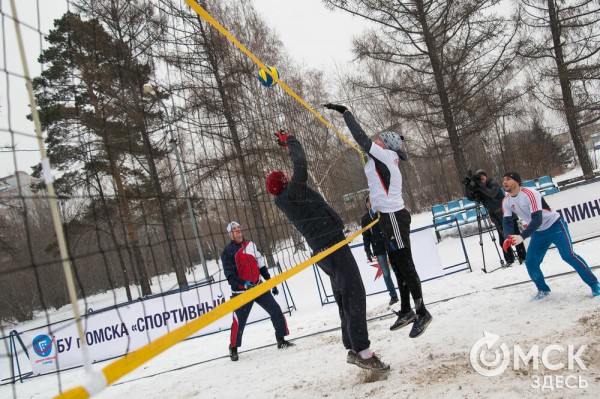 Омичи сыграли в волейбол "по-зимнему"