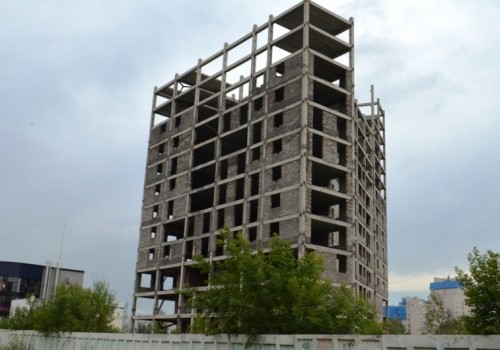 На ул. 70 лет Октября будут сносить недостроенную высотную многоэтажку