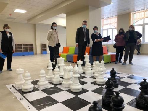 Бурков и Фадина рассматривали спортзалы, микроскопы, швейные машинки и токарные станки