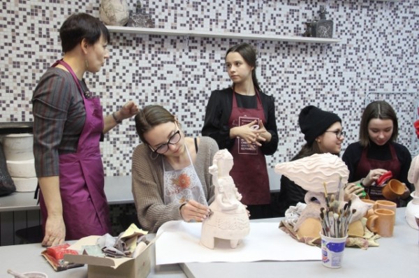 Как из глины сделать шедевр. Лучшим педагогом школы искусств стала омичка