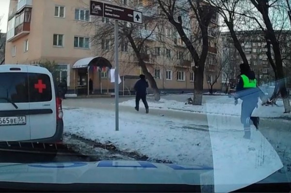 В Омске инспекторы ДПС помогли мальчику во время приступа эпилепсии В Омске инспекторы ДПС помогли мальчику во время приступа эпилепсии