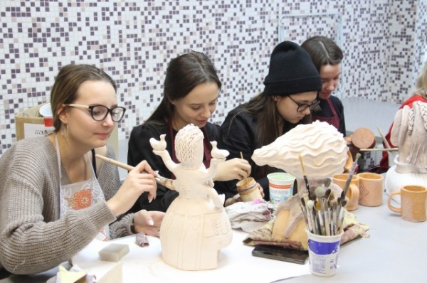 Как из глины сделать шедевр. Лучшим педагогом школы искусств стала омичка