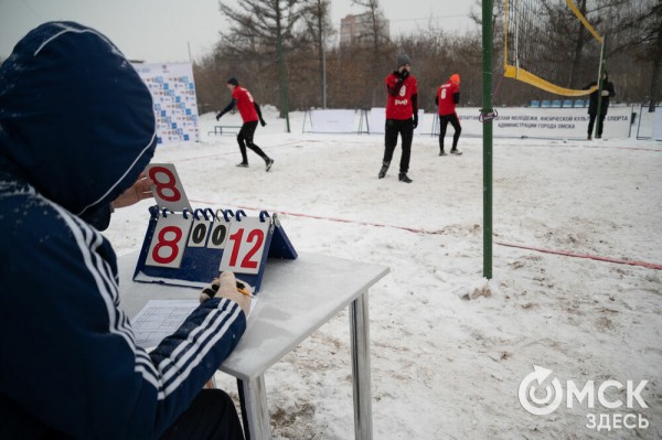 Омичи сыграли в волейбол "по-зимнему"