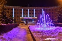 Омские застройщики украсили башенные краны в преддверии Нового года