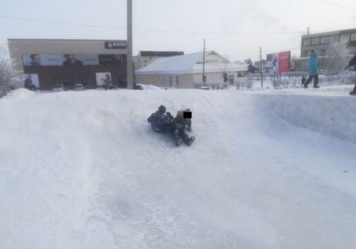 Калачинские власти: «Коварный депутат Поддубиков под Новый год лишил детей «веселых» горок»