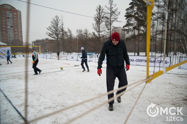 Омичи сыграли в волейбол "по-зимнему"