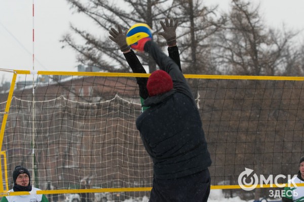 Омичи сыграли в волейбол "по-зимнему"