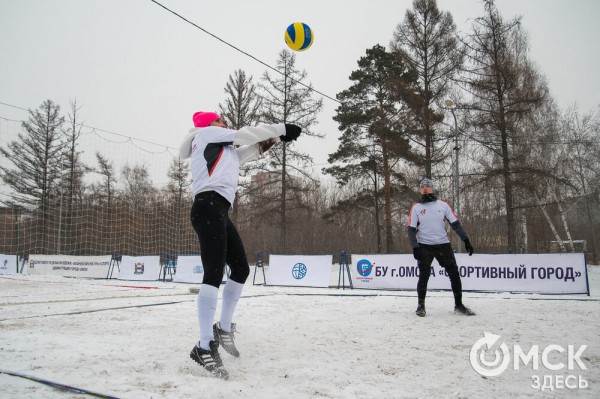 Омичи сыграли в волейбол "по-зимнему"