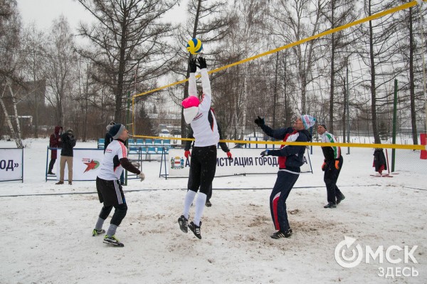 Омичи сыграли в волейбол "по-зимнему"