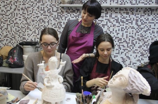 Как из глины сделать шедевр. Лучшим педагогом школы искусств стала омичка