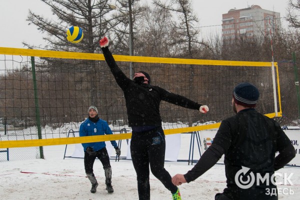 Омичи сыграли в волейбол "по-зимнему"