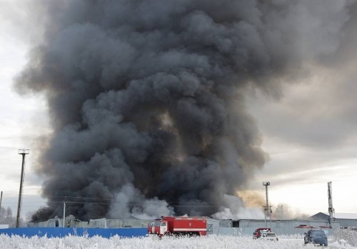 Пожар на складе с пластиковой тарой в Солнечном потушили спустя 4 часа