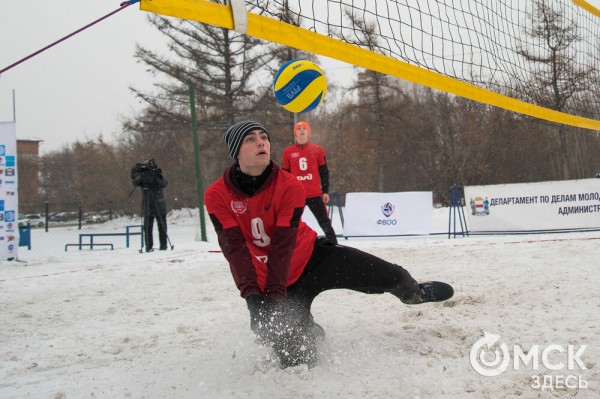 Омичи сыграли в волейбол "по-зимнему"