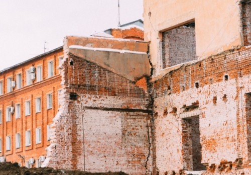 Возле «Серого» дома разрушили часть построенного 90 лет назад корпуса СибГУФК