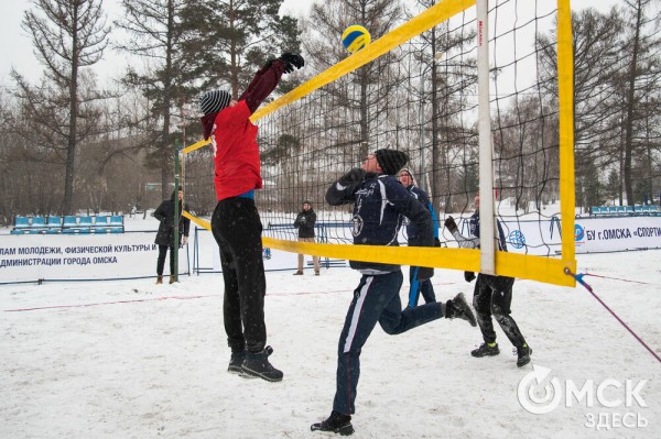Омичи сыграли в волейбол "по-зимнему"