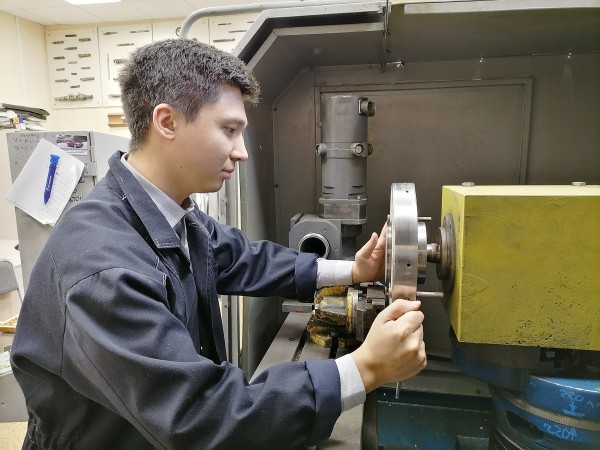 Инженеры 21 века. Студенты ОмГТУ разрабатывают новые способы обработки сплавов