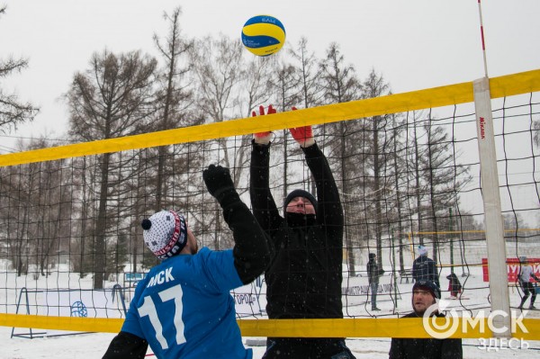 Омичи сыграли в волейбол "по-зимнему"