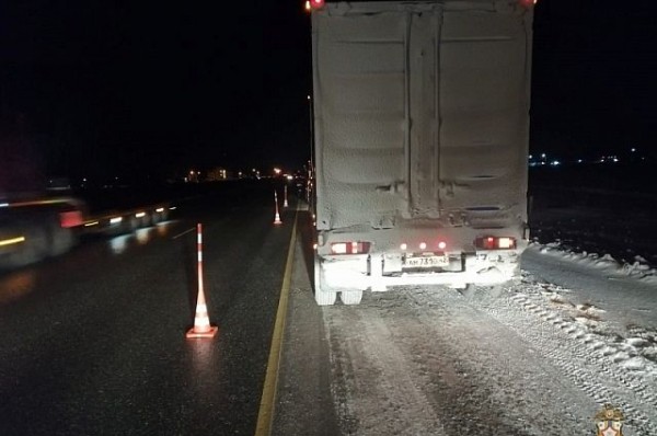 В Омске сотрудники ГИБДД помогли водителю большегруза