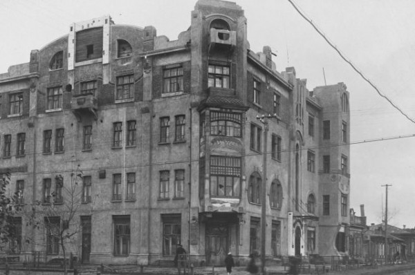 В Омске бизнесмен незаконно восстановил крышу исторического здания В Омске бизнесмен незаконно восстановил крышу исторического здания