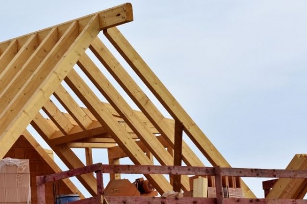 В Омске бизнесмен незаконно восстановил крышу исторического здания В Омске бизнесмен незаконно восстановил крышу исторического здания