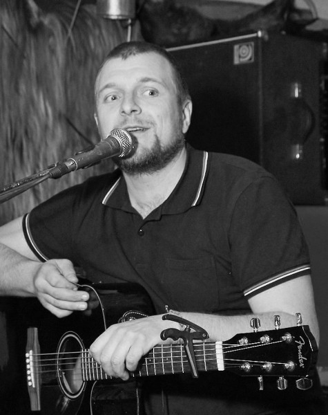 "Люблю собирать дрова в поленницу". Омский автор о "поэзии на грани" и политике