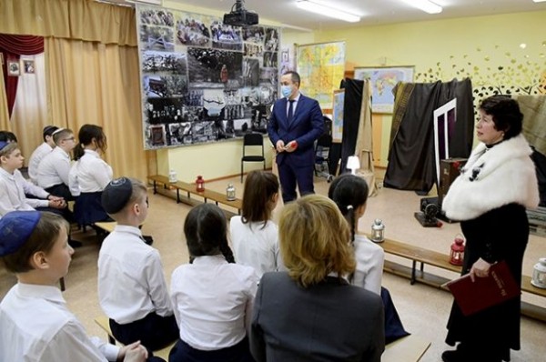 В омском лицее вспомнили жертв Холокоста