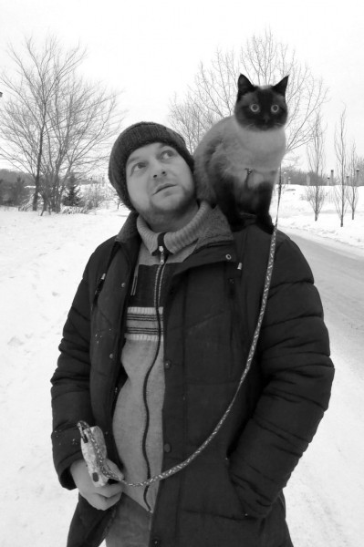 "Люблю собирать дрова в поленницу". Омский автор о "поэзии на грани" и политике