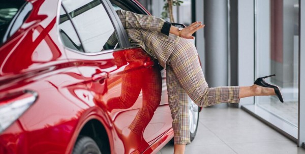 Омичи скупали автомобили по льготным ценам