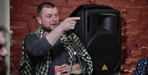 "Люблю собирать дрова в поленницу". Омский автор о "поэзии на грани" и политике