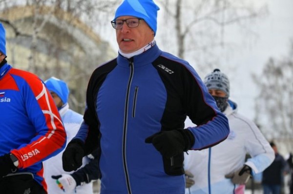 Омский губернатор Бурков пробежал Рождественский полумарафон