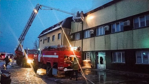 На Левом берегу Омска горел автосервис