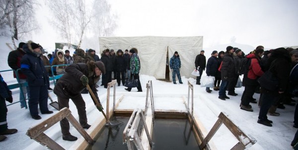Перенёсшим ковид омичам не рекомендуют нырять в прорубь