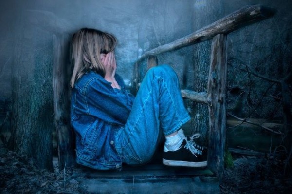 Мать избитой 13-летней девочки в Омске устроила пикет в столице Мать избитой 13-летней девочки в Омске устроила пикет в столице