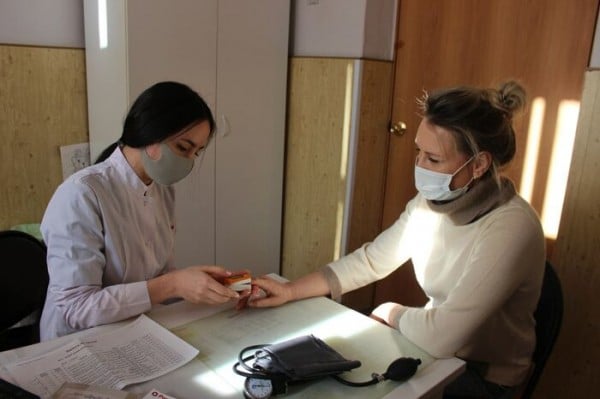 Омские студенты-медики помогают вакцинировать население