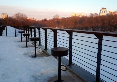 На&nbsp;набережной в&nbsp;центре Омска появилась &laquo;барная&raquo; мебель