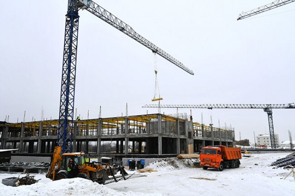 Учебный корпус, спортзалы, бассейн: смотрим, как в Омске строится новое кадетское училище