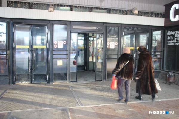 В ТЦ "Омский" заменили двери-"убийцы"