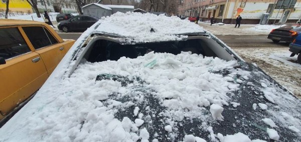 Снег, сошедший с крыши омской пятиэтажки, раздавил автомобиль