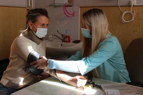 Омские студенты-медики помогают вакцинировать население