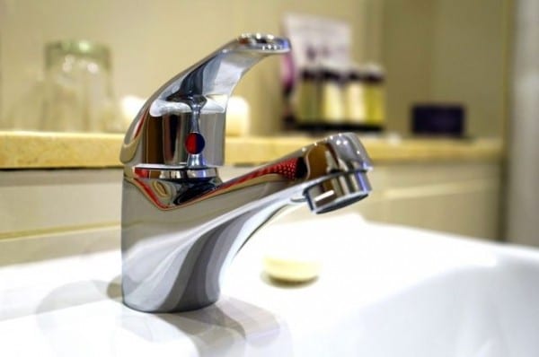 В центре Омска устраняют последствия коммунальной аварии