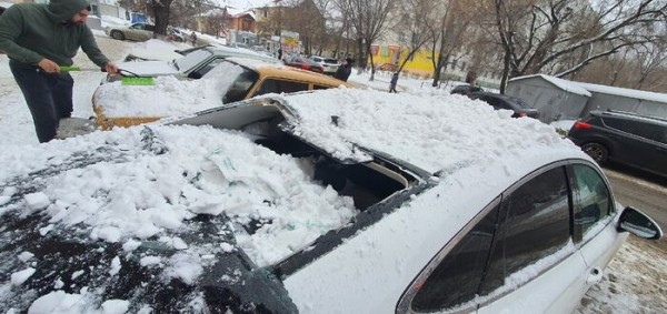 Снег, сошедший с крыши омской пятиэтажки, раздавил автомобиль