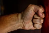 Мать избитой 13-летней девочки в Омске устроила пикет в столице Мать избитой 13-летней девочки в Омске устроила пикет в столице