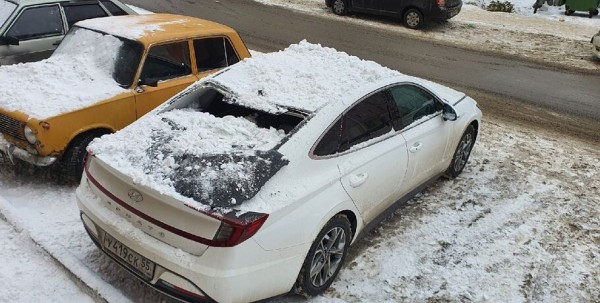 Снег, сошедший с крыши омской пятиэтажки, раздавил автомобиль