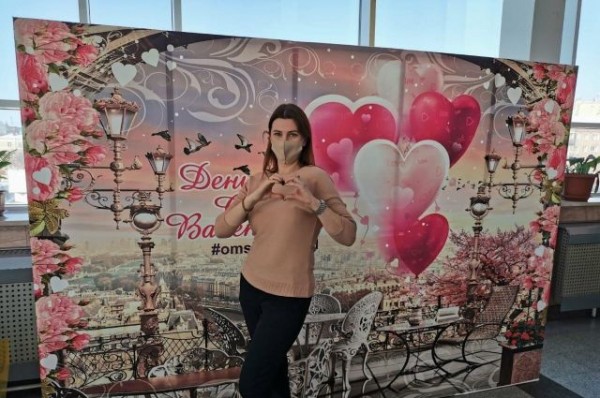 Ко Дню святого Валентина на пригородном вокзале Омска открыли фотозону