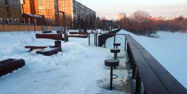 На набережной Оми появился "бар" с видом на реку