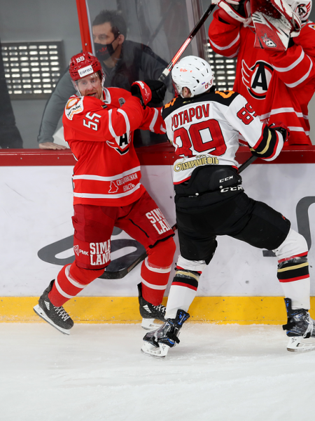 
        Решающий гол Белоусова за минуту до сирены. «Авангард» уступил «Автомобилисту» в третьем матче серии
      