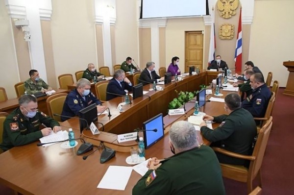 Бурков поручил разработать концепцию парка военной техники в Омске