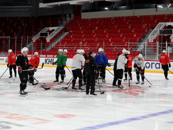 
        Заряжены на четвёртый матч | Алексей Емелин и Боб Хартли перед игрой (ВИДЕО+ФОТО)
      